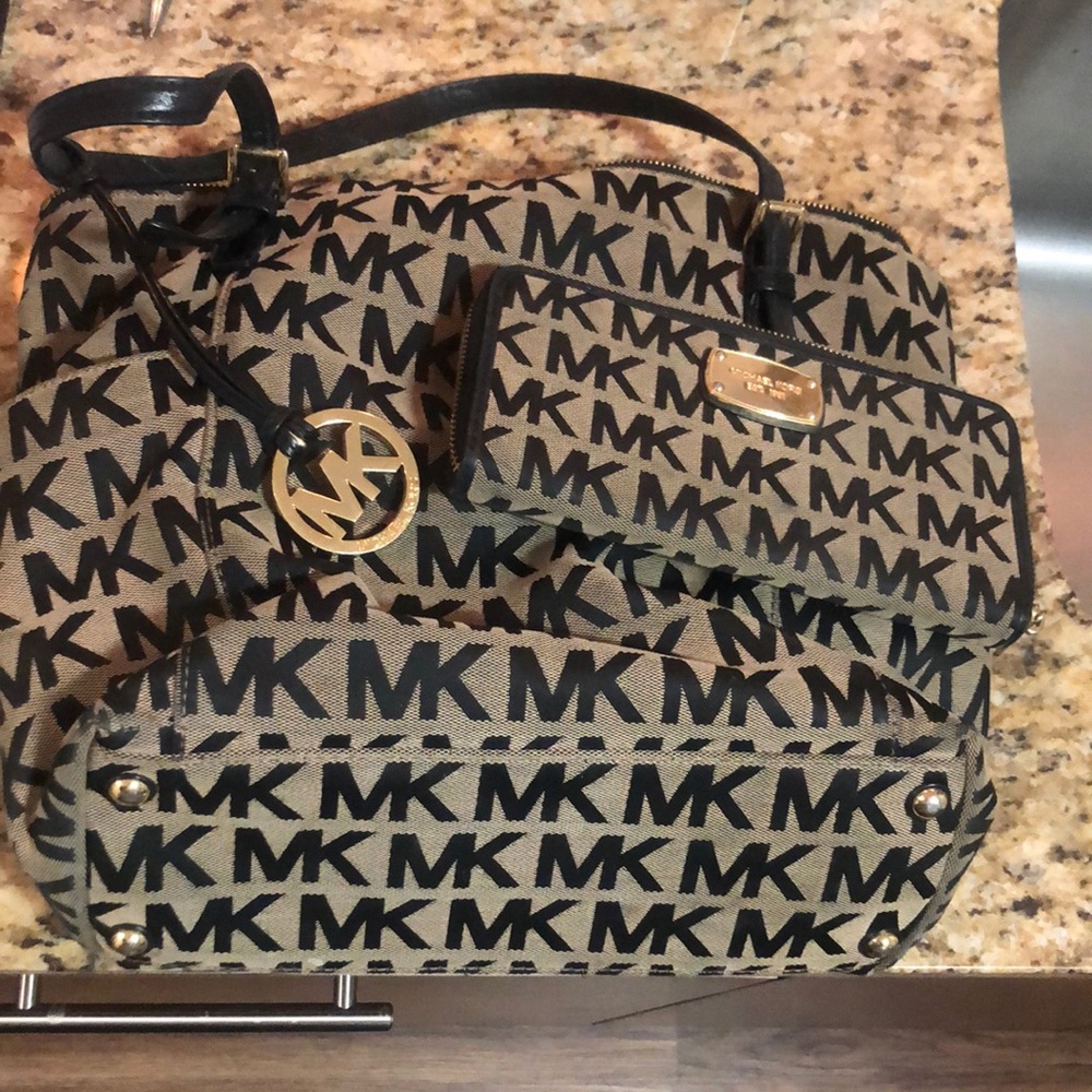 no rips/ a couple stains that can be easily washed